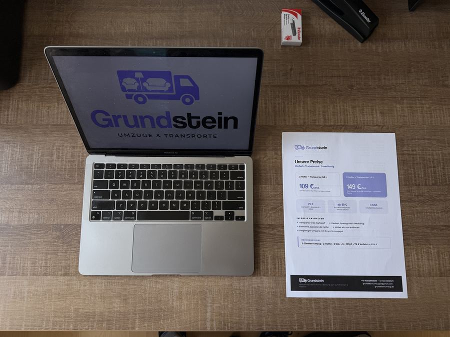 Kostenvoranschlag wird am Laptop erstellt