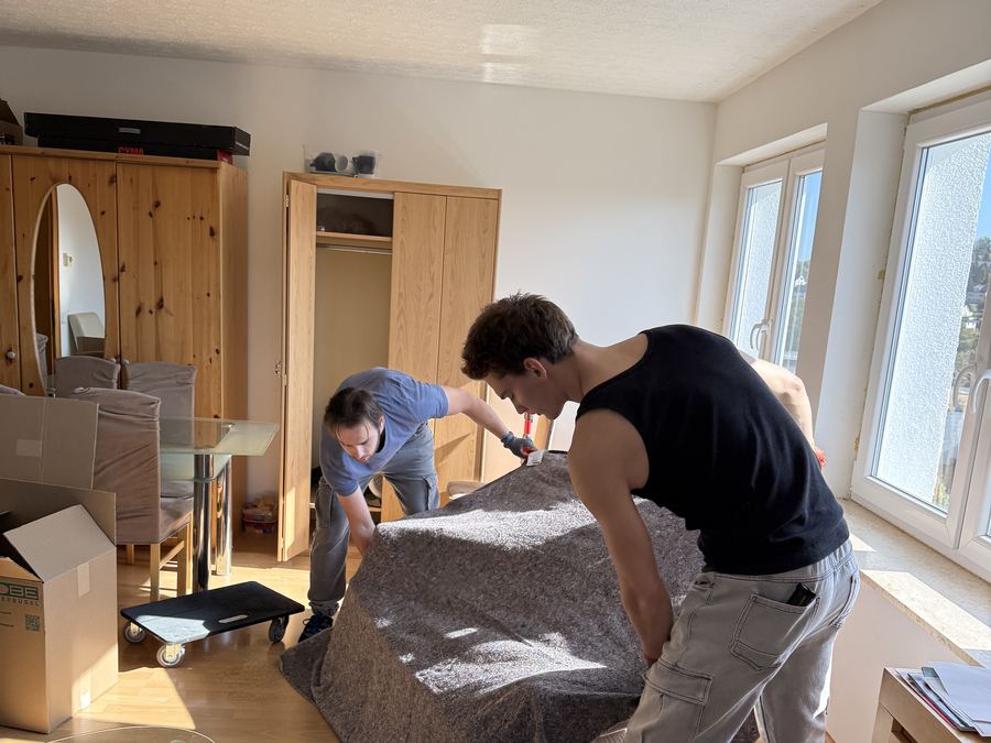 Sofa wird mit Schutzmaterial fuer den Transport verpackt